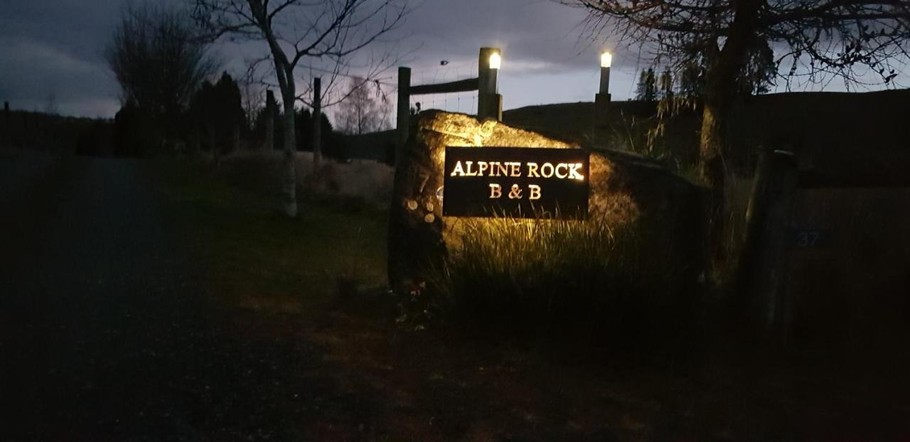 Alpine Rock B&B Te Anau Esterno foto