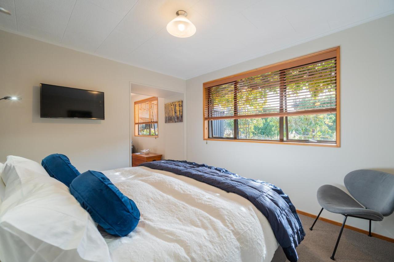Alpine Rock B&B Te Anau Esterno foto